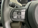 ステアリングにオーディオ操作スイッチが付いています。オーディオ画面に直接タッチしなくても操作が出来ますので、運転に集中できます。