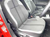 マイクロフリース素材を使用したスポーツコンフォートシート。欧州車らしく硬めのシートが体を程よくつつみこみ、長距離でも快適に運転できます。