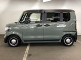 狭い駐車場でも、スライドドアならチャイルドシートへのお子さまの乗降や荷物の積載もスムーズ。とても便利な【両側電動スライドドア】ドアハンドを少し引くだけでリアドアが自動開閉します。