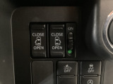 【両側パワースライドドア】両側がパワースライドドアになっており、運転席のスイッチやスマートキーでも開閉が可能です!開口部も広いので乗り降りも楽々♪