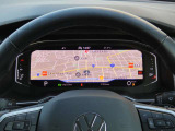ナビモードを選択すれば、マップが大きく映し出されます。ステアリングで地図の拡大縮小やACCの設定もできるので、視線を動かさずに運転に必要な操作が可能。視線の移動が最小限になることで、安全にも寄与します。