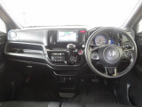 シンプルながら機能性溢れるインパネ廻りです♪視界性も良く運転しやすいです♪各操作スイッチ類なども使いやすい位置に配置されています♪