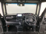 【前方視界】開放的な前方視界!運転がしやすく疲れにくいです♪窓が大きく、見通しがとっても良いおクルマですよ♪
