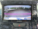 【バックカメラ】駐車時に後方がリアルタイム映像で確認できます。大型商業施設や立体駐車場での駐車時や、夜間のバック時に大活躍!運転スキルに関わらず、今や必須となった装備のひとつです!