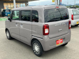 左斜め後ろからの特徴的なフォルム。狭い路地裏でも運転しやすそうな小回りが利くコンパクトボディ♪