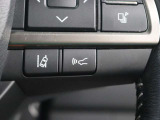 レーダークルーズコントロール(全車速追従機能付)が装備されています。高速道路で定速走行だけでなく、0km/hから約100km/hの広い範囲で先行車との車間距離を適切に保ちながら追従走行ができます。