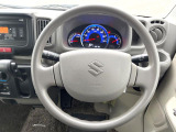 インテリアに合わせたデザインのステアリングは、運転される方のことも考え、運転しやすい形状、大きさです。是非一度、実際に触ってお確かめください。