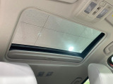 【サンルーフ】開放感たっぷりの希少装備、サンルーフが装着されています!車内に明かりを取り入れたり景色を楽しむ以外にも、車内の空気も簡単に換気できて快適です!
