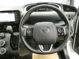 ハンドルから手を放さずにオーディオ等の簡単な操作ができます 視線を逸らさなくてもいいので安全面でも非常に役に立ちます