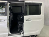 【両側オートスライドドア】子供を乗せたりするのにも隣のお車を気にせずストレスフリー★雨の日などはリモコンキーからドアの開閉ができて、とても便利な両側オートスライドドア★