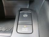 【オートブレーキホールド】信号待ちなどで停車中に自動的にブレーキ力を保持する機能です。