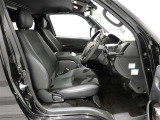 ホールド性に良いシートバックで運転しやすいシートとなって居ります!