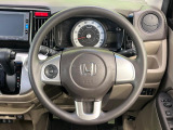 インテリアに合わせたデザインのステアリングは、運転される方のことも考え、運転しやすい形状、大きさです。是非一度、実際に触ってお確かめください。
