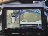 アラウンドビューモニター。上空から見下ろしているような映像で、スムースな駐車をサポートします。