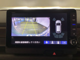 バックギアに入れますとご覧のような画像に自動的に切り替わります。車庫入れ時に役立ちます。
