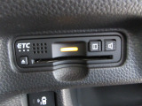 有料道路をキャッシュレスで通行できるETC車載器付きです。運転席足元に設置されています。ETCセットアップ費用は含まれておりません。別途必要となります。