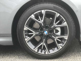 【BMWアロイホイル】軽量かつ強度に拘ったアロイホイル。走行性能ポテンシャルを引き出す設計。車の足元を引き締めてくれる大きなポイントはアロイホイルです。