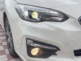 【LEDヘッドライト】悪天候や夜間走行時も良好な視界を確保し安心して運転できる高輝度LEDヘッドライトを装備!点灯速度が早く、消費電力も抑えられています。