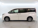 両側パワースライドドア付きだから、狭い駐車スペースなどでの 乗り降りラクラク!小さなお子さまのいるご家庭には嬉しい装備。
