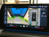 【全周囲カメラ】全周囲カメラ装備車両で御座いますので、狭い駐車スペースでもお車の全体図が確認でき、障害物との接触を未然に防ぐことが可能です。