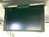 【フリップダウンモニター】大画面モニターで後席でもエンタメをお楽しみいただけます。小さなお子様にも大人気の装備です♪