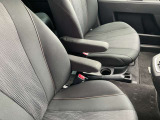 運転席・助手席にはアームレストが付いています。
