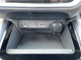 【USB端子】USB接続もついていますので携帯などの電子機器の充電にも使えて便利です♪