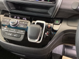 どのポジションにもワンアクションで操作できるインパネシフトに、パーキングブレーキはフットブレーキタイプです。