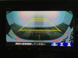 【バックカメラ】運転が苦手な方も車庫入れラクラクです!ギアをリバースに入れれば自動的に切り換わりますので、面倒な操作は不要です♪狭い駐車場もお車を傷つけず安心ですね!