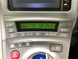 【オートエアコン】一度お好みの温度に設定すれば、車内の温度を検知し風量や温度を自動で調整。暑い&hellip;寒い&hellip;と何度もスイッチ操作をする必要はありません。快適な車内空間には必須の機能ですね♪