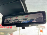 インテリジェントルームミラー☆後席に乗っている人や、大きな荷物を載せていると見にくくなりがちな後方視界。。こちらは車両後方のカメラ映像をミラーに映すので、天候にも影響されないクリアな後方視界を実現☆