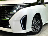 【LEDヘッドライト】悪天候や夜間走行時も良好な視界を確保し安心して運転できる高輝度LEDヘッドライトを装備!点灯速度が早く、消費電力も抑えられています。