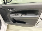 【運転席ドア】ボトルホルダーや収納ポケットが付いているので運転席周りもスッキリ保てます★