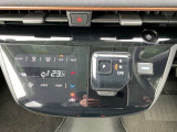 「オートエアコン」付き一年中快適な室内を提供!車内温度を設定すると、風量を自動で調節してくれます。