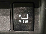 4つのカメラで映し出される画像を切り替え可能。運転席からは確認しにくい車両周辺の状況を把握できます。