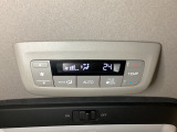 ルーフ中央にエアコン操作パネルがついていますので、2列目・3列目にお乗りの方も快適に過ごせます。