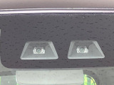 【スマートアシスト】走行中に前方の車両等を認識し、衝突しそうな時は警報とブレーキで衝突回避と被害軽減をアシスト。より安全にドライブをお楽しみいただけます。