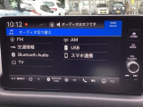 HondaCONNECT対応の便利なナビディスプレー。お持ちのスマートフォンと連携して、ナビやBluetoothでの音楽再生が可能です。デザインはもちろん、操作性も良好です。