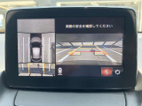 360度ビューカメラを搭載。4方の小型カメラの映像を処理し、車両真上からの映像に変換しています。