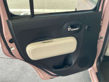 パワーウィンドウのスイッチですよ。運転席に居ながら窓を開け閉めのコントロールできます。