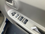 運転席アームレストに、【リモコンドアミラー】【パワーウィンドウ】スイッチあり。手元で操作ラクラク。