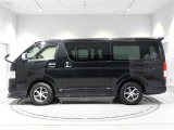 ボデーカラーはブラックマイカ(209)です。