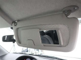 運転席・助手席共にミラー付きサンバイザーになっております。メイク直しや、シェービング時には便利です。