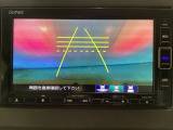 バックでの車庫入れも安心です! リアカメラが付いているバックモニター付のナビを装備しております。操作線もついており距離感も画面から確認できます。