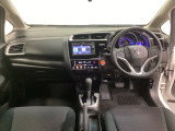 車内は光触媒抗菌消臭施工済です。インパネ周りはスタイリッシュなデザインです。グローブボックスやカップホルダーのほかにトレーなどたくさんの収納スペースが付いています。