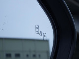 ブラインドスポットモニター付きで斜め後ろの死角からの車両の接近を表示いたします。
