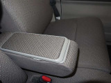 運転席と助手席の間には「ひじ置き」も付いているのでリラックスして運転が出来そうですね!安全運転はお忘れなく!