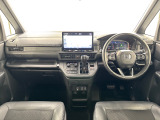 いつでも気持ちよく運転できて、使い勝手のいい収納や体をケアするシート、細部にまでこだわったインテリア♪
