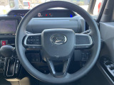 インテリアに合わせたデザインのステアリングは、運転される方のことも考え、運転しやすい形状、大きさです。是非一度、実際に触ってお確かめください。