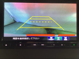 バックでの車庫入れも安心です! リアカメラが付いているバックモニター付のナビを装備しております。操作線もついており距離感も画面から確認できます。
